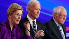 La senadora Elizabeth Warren, Joe Biden y Bernie Sanders, en un debate el pasado 14 de enero