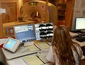 Imagen de archivo de una paciente someti�ndose a un TAC en un hospital de Ferrol.