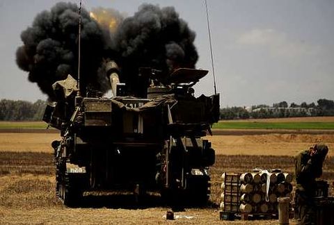 Un soldado se tapa los odos ante el disparo de un proyectil hacia Gaza. 