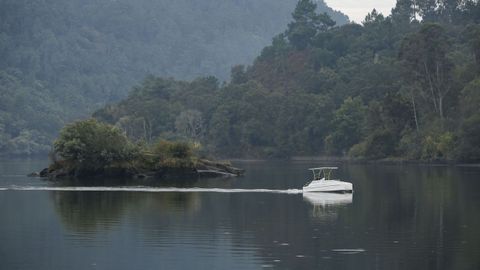 Catamarán turístico que sale del balneario de Arnoia para recorrer el río Miño en el embalse de Frieira.