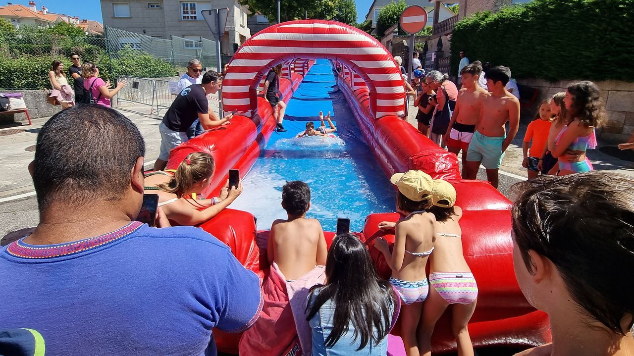 Nigrán combate el calor con un tobogán acuático de 65 metros