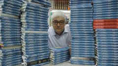 MANUEL ARENAS CON LOS LIBROS PARA FIRMAR DE ARTURO P�REZ REVERTE