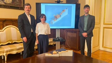 Stefano Ciurlo Walkerde (izquierda), Aurora Armental Ruiz y Iago Lesteg�s presentan el dise�o de las viviendas de Caramoni�a
