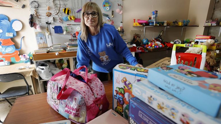 Inma Nespereira, con algunos de los juguetes de la campaa navidea de Donar Solicitar en Viveiro