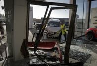 El veh�culo siniestrado, siendo retirado de la sala de exposiciones de Gadauto, en Perillo. 