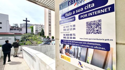 Entrada de la delegaci�n de Hacienda de Vigo con las indicaciones para pedir cita.