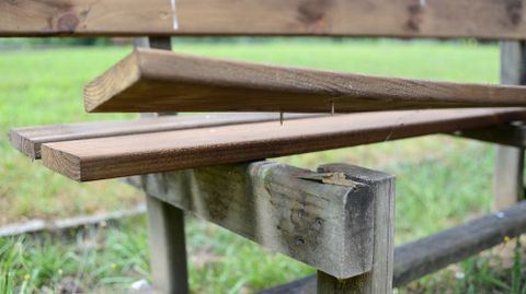 Desperfectos en un banco de Ourense.