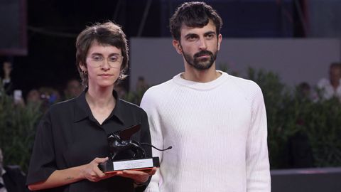 Los directores del documental �Naza�, Yuval Abraham y Rachel Szor, posan con el premio especial del jurado que ganaron en el festival de cine de Venecia