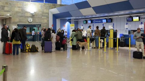 Colas en Alvedro este mi�rcoles por la tarde por los desv�os y cancelaciones a causa del temporal