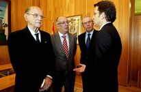 Los expresidentes y Feijoo -juntos en la foto, de diciembre pasado- iban a reunirse este mes.