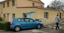 El veh�culo fue a colisionar contra la esquina de una vivienda del lugar de O Corgo, en Cambre. 