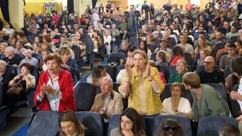 PLENO MOCION DE CENSURA EN EL CONCELLO DE RIBEIRA, DONDE LUIS PEREZ BARRAL ALCALDE DEL BNG CEDE EL BASTON DE MANDO A LA NUEVA ALCALDESA MARIA JOSE SAMPEDRO CANDIDATA DEL PP, PRIMERA MUJER EN ESTE PUESTO.