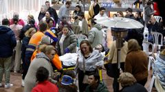 Los vecinos de Adamuz atienden en la Caseta Municipal a los pasajeros heridos despu�s de que el tren de alta velocidad descarrilara