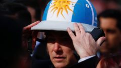 El presidente de Argentina, Javier Milei, usa un casco de polo durante la ceremonia oficial de inauguracin de la 137. exposicin anual de la Sociedad Rural, en Buenos Aires, Argentina.