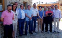 Barreiros, con polo azul, junto con los pol�ticos del PP con los que ayer se reuni� en Foz. 