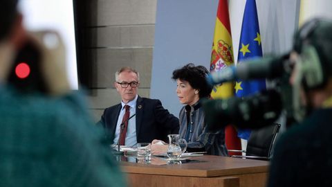 El ministro de Cultura, Jos Guirao, y la ministra portavoz, Isabel Cela, durante la rueda de prensa tras la reunin hoy del Consejo de Ministros