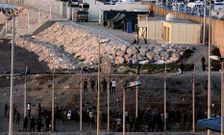 Decenas de inmigrantes rondan la frontera marroqu� a la espera de entrar en Ceuta por la playa del Tarajal.
