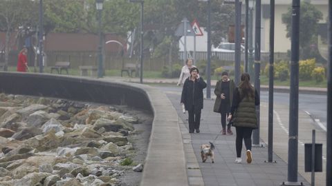 Paseando y haciendo ejercicio por el paseo de Coroso en Ribeira