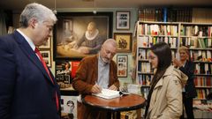 Imagen de una firma de Pérez-Reverte en A Coruña en el 2019
