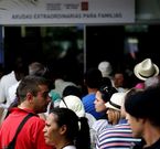 La convocatoria del cheque social provoc� grandes colas en la lonja municipal. 