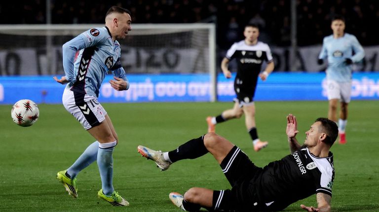 Iago Aspas, en un lance con Dejan Lovren