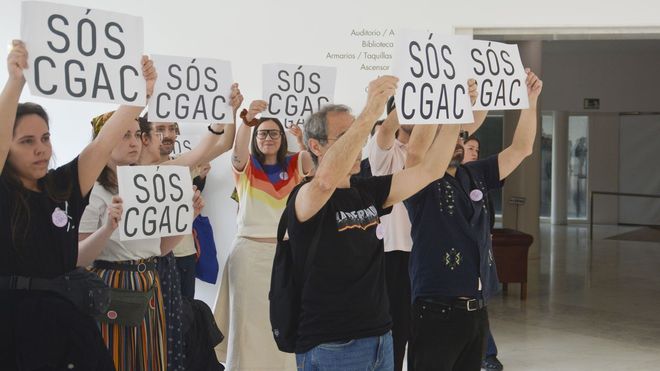 Protesta que se despleg� el viernes 22 de mayo en el CGAC a la llegada del conselleiro de Cultura, Jos� L�pez Campos.