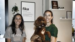 Jenny Lores e Iria Saeta posan en el interior de la nueva cafeter�a de especialidad Fika. En el mismo espacio converge Mur, un centro de entrenamiento funcional.