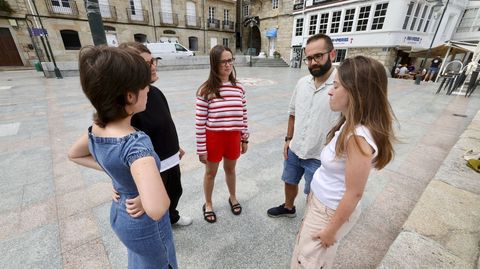 El equipo, ayer en la plaza Ram�n Juega de Laxe 