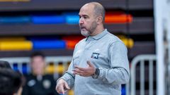 Chus Mateo charla con sus jugadores durante un entrenamiento.