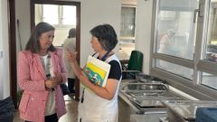 La alcaldesa de Betanzos, Mara Barral, visit el comedor este mircoles.