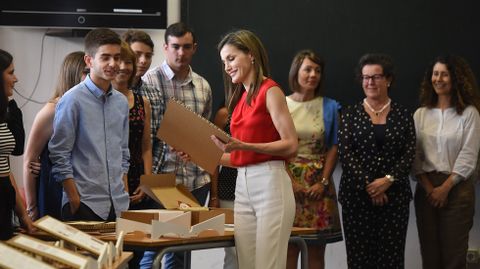 La reina Letizia comprueba los trabajos de los alumnoso del instituto Jer�nimo Gonz�lez, de Sama de Langreo.La reina Letizia comprueba los trabajos de los alumnoso del instituto Jer�nimo Gonz�lez, de Sama de Langreo