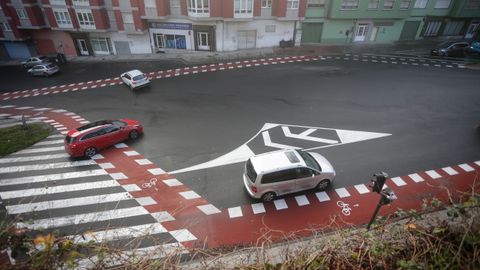 En las intersecciones el carril bici pasa a tener un color rojizo y el tramo se delimita con l�neas discontinuas blancas. En la ciudad todav�a faltan por pintar muchas de esas delimitaciones