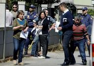 Los propietarios de la casa, durante el operativo, acompa�ados por la polic�a y Gardacostas.