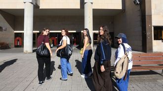 Cinco j�venes naturales de Argentina, Murcia, Venezuela, A Estrada y Turqu�a, entrando a la facultad de la Comunicaci�n en Pontevedra.
