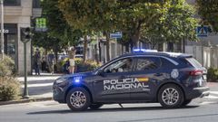 Una patrulla de la Polic�a Nacional en el Ensanche de Santiago.