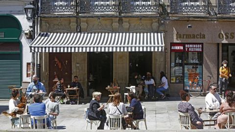 Una terraza a pleno rendimiento en la plaza de San Nicols de A Corua