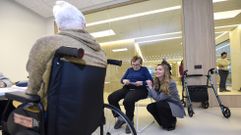 La conselleira de Pol�tica Social con Carmen y F�tima, que viven en la residencia.