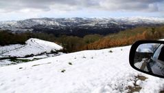 La nieve todav�a est� en los arcenes y los campos, pero no en las carreteras, como se aprecia en el retrovisor