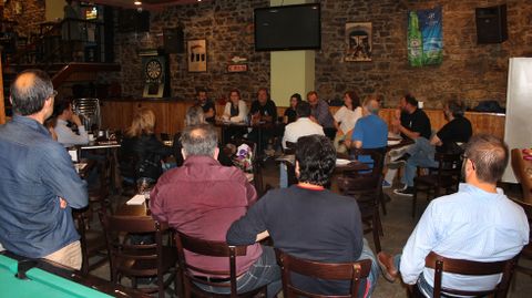Un momento del encuentro del grupo municipal de XsP en El Cafetal