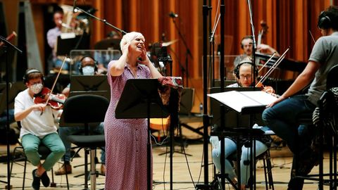 La cantante Pasión Vega y la Orquesta Sinfónica del Principado de Asturias (OSPA) participan este jueves en un ensayo para la grabación de un audiovisual en el que se homenajea a los cantautores Víctor Manuel, Joan Manuel Serrat y Carlos Cano