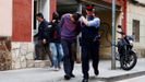 Un mosso custodia a uno de los detenidos por la desaparici�n de Janet Jumillas