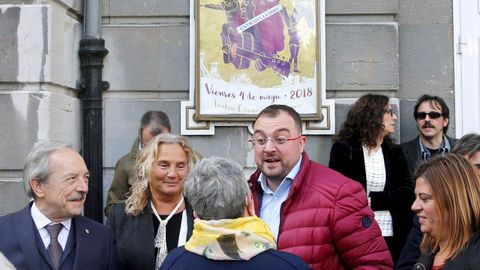 El secretario general de la FSA-PSOE, Adrin Barbn (2d), y el alcalde de Oviedo, Wenceslao Lpez (i), a la entrada del teatro Campoamor en donde se celebr el acto conmemorativo del XXXIX Da de les Lletres Asturianes