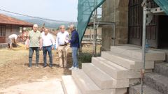 El delegado de la Xunta en Ourense, segundo derecha, visit� las obras de la capilla de San Mauro, en A Arnoia, que incluyen la mejora del acceso.