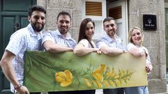 Luc�a (en la foto, en el centro), acompa�ada por Jos�, Hugo, Marc y Marta, integrantes del nuevo equipo de Flor de Toxo. El local de la r�a Xelm�rez reanuda la actividad y abrir� tambi�n de d�a.