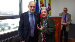 El presidente del Sporting Club Casino de A Coru�a, Juan Jos� Medin Guyatt, entreg� a Mari Carmen Calvi�o Iglesias la insignia de oro y diamantes de la entidad.