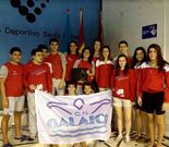 Los integrantes del Club Nataci�n Galaico, con el trofeo de campeones.