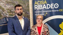 El gerente y la presidenta de Acisa Ribadeo, Jes�s P�rez y Carmen Cruzado, respectivamente, celebran el reconocimiento de la Secretar�a de Estado de Comercio