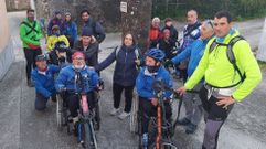 Un grupo de DisCamino avanza en el Camino de Fisterra y Muxa (en la foto, tomada este fin de semana, en la etapa entre Negreira y Mazaricos). 