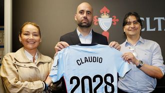Claudio Gir�ldez, junto a Mari�n Mouri�o y Marco Garc�s, tras renovar como entrenador del Celta hasta el 2028.