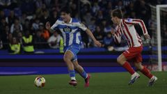 No� Carrillo conduciendo el bal�n ante la presi�n de Pablo Barrios